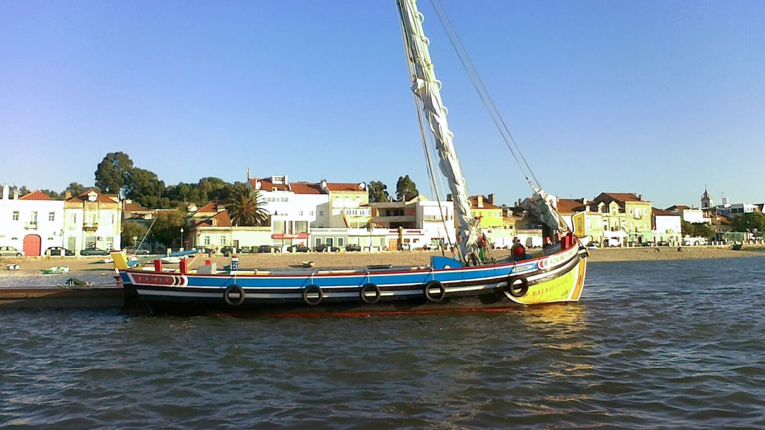 Passeio de Bote Fragata Baía do Seixal: Relaxamento e Meditação no Tejo