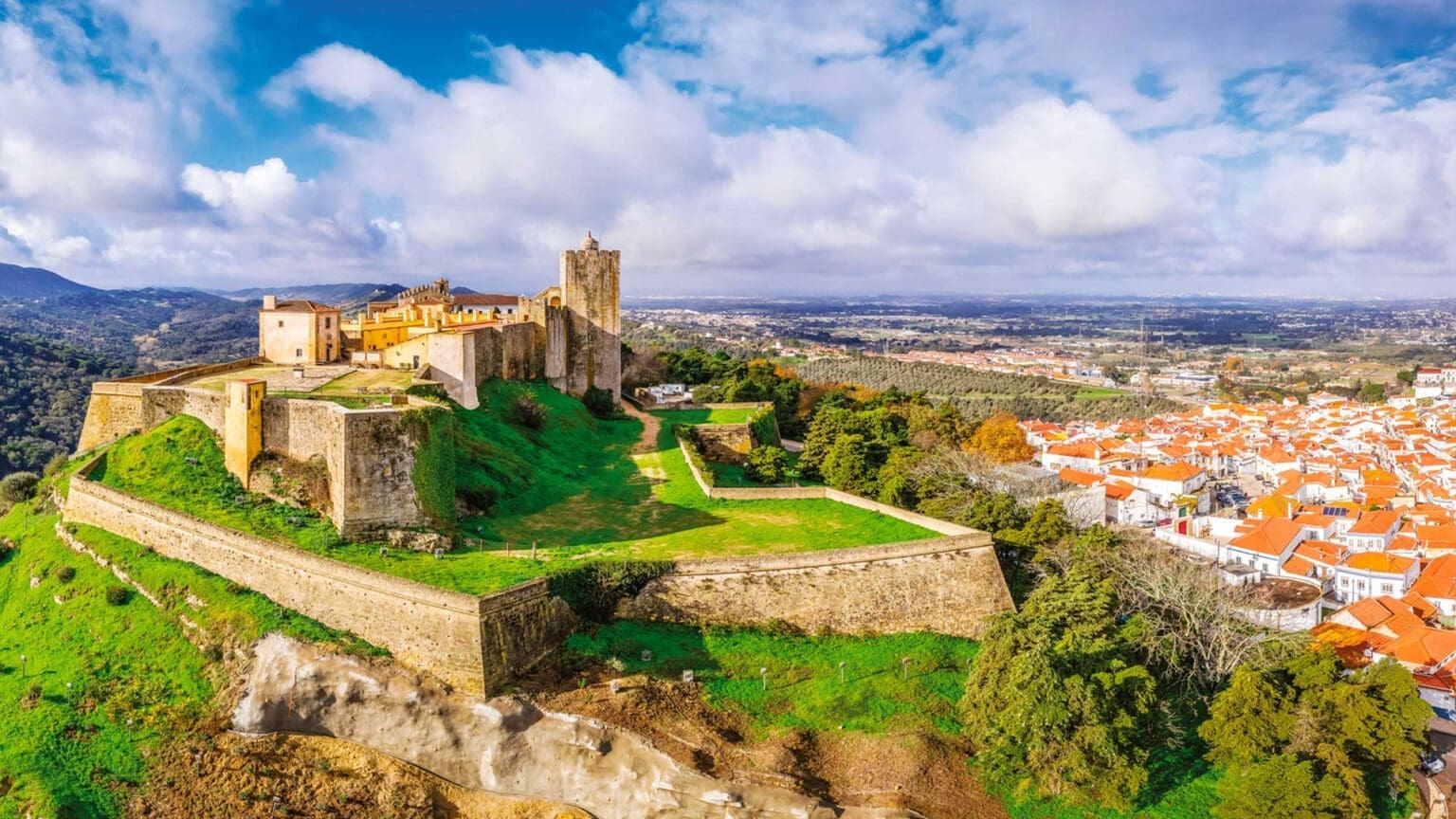 Descubra a História e a Beleza de Palmela: Visitas ao Centro Histórico e ao Castelo