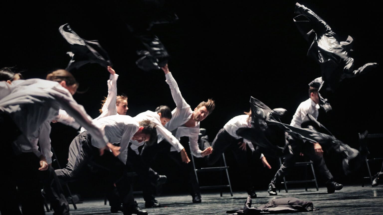 Uma Noite de Mestria da Dança Contemporânea: CNB Estreia no TMJB com Shechter, Wellenkamp e Naharin